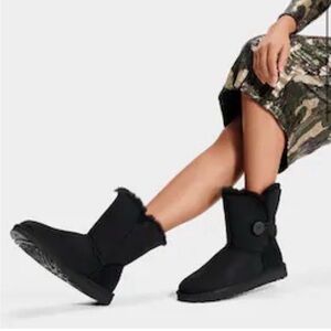 UGG Bailey Button Classic Boots in Black Size 10 Winter Snow GENUINE SHEEPSKIN